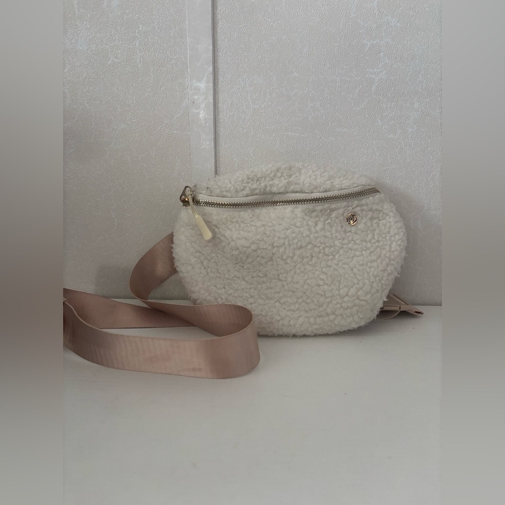 Apana Studio To Street | Cozy Sherpa Belt Bag in off-white - Picture 2 of 6